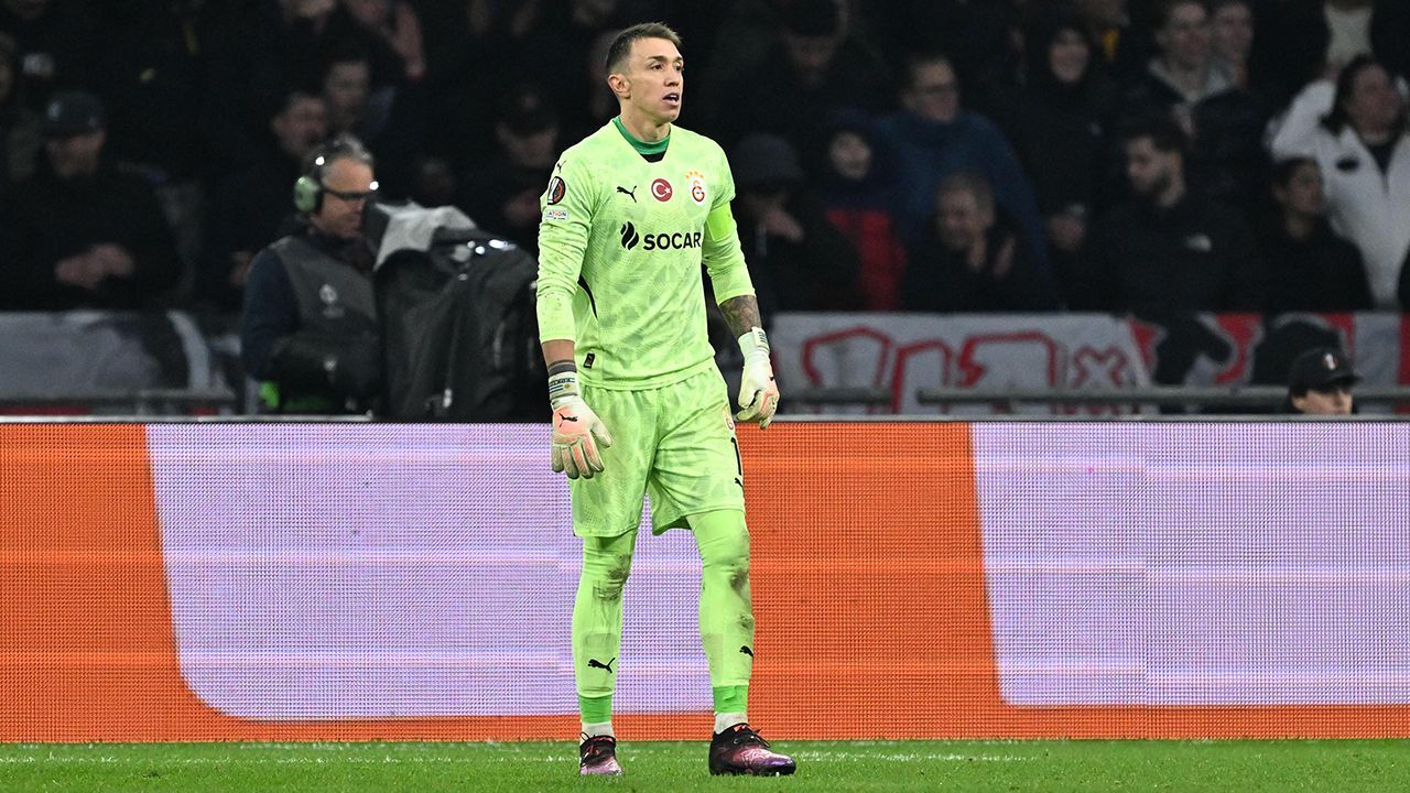 Galatasaray, Muslera&#039;nın alternatifini komşuda buldu!