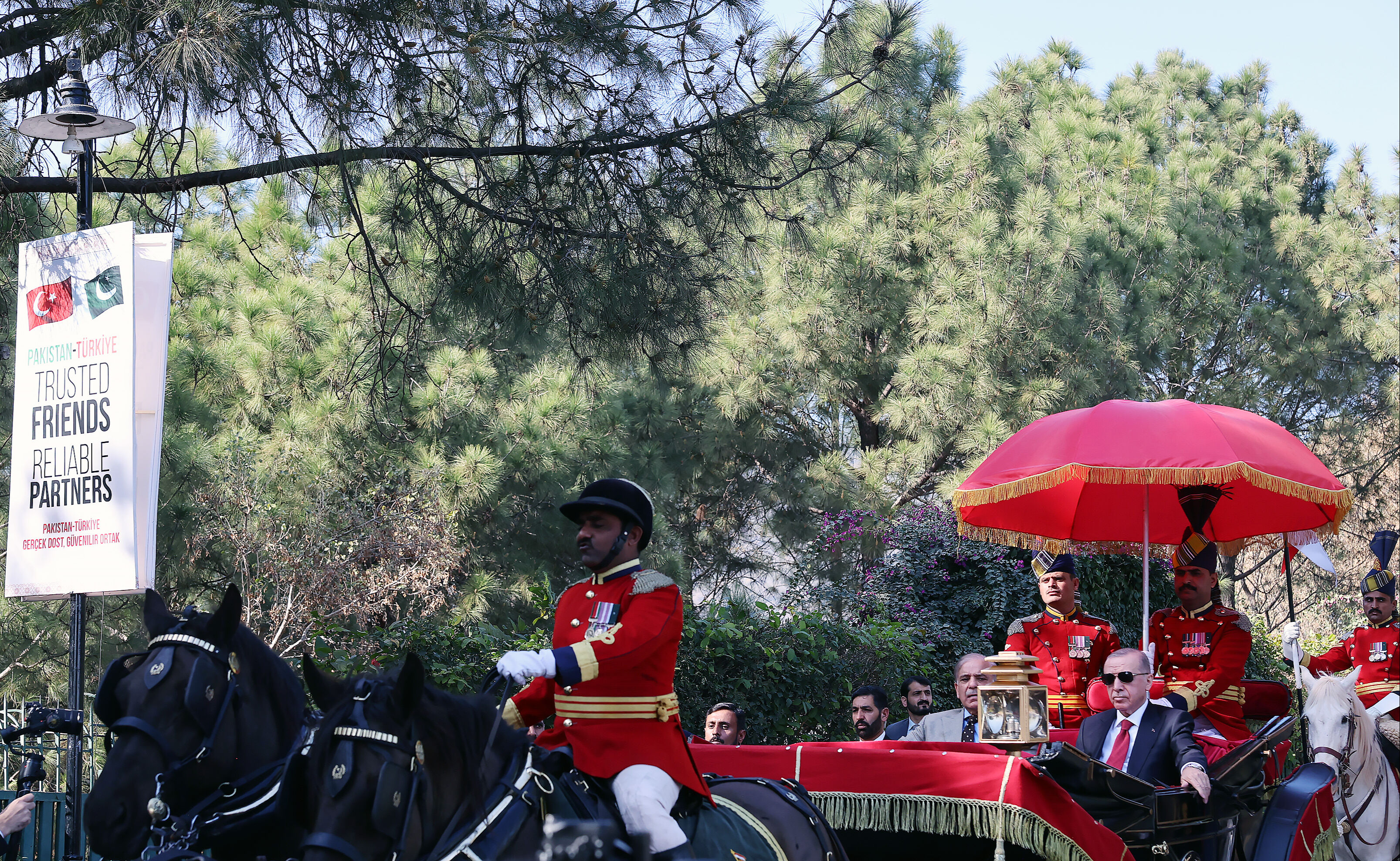 Cumhurbaşkanı Erdoğan Pakistan'daki resmi devlet yemeğine faytonla gitti - 3. Resim