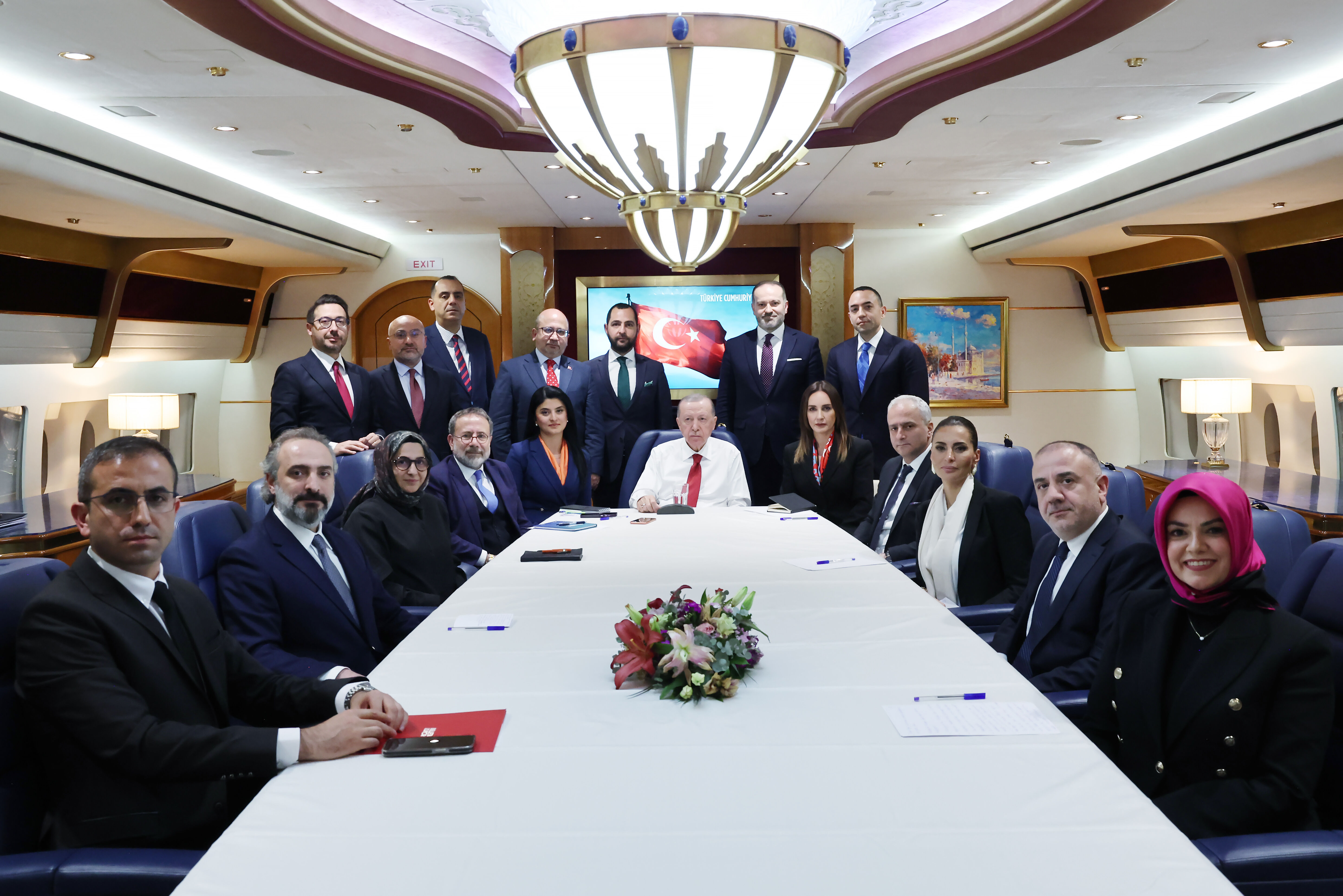 Cumhurbaşkanı Erdoğan'dan 'Kabinede değişim' sinyali: Makam yarışı değil, hizmet aşkı... Cumhurbaşkanı Erdoğan'dan 'kabinede değişim' sinyali: Makam yarışı değil, hizmet aşkı... - 1. Resim