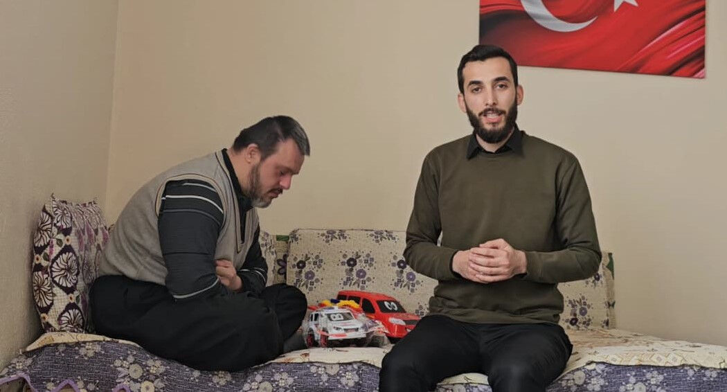 Down sendromlu gen&ccedil; duygulandırdı! Umreden d&ouml;nen imamı kapıda beklemesi y&uuml;rekleri ısıttı - 1. Resim