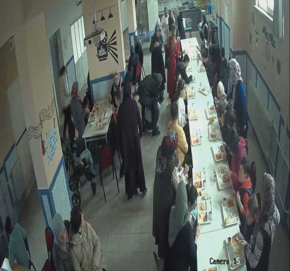 Down sendromlu öğrencisinin hayatını kurtardı! Kahraman öğretmenin Heimlich manevrası kamerlarda - 1. Resim