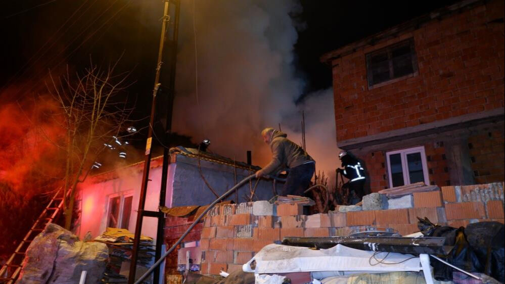 Edirne'de yangın paniği! Gece yarısı kabusu yaşadılar, gözyaşları sel oldu - 1. Resim