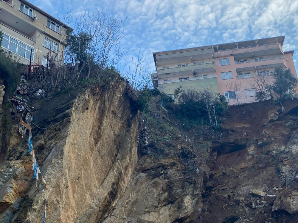 İstanbul'da ürküten manzara! Günün ilk ışıkları ile ortaya çıktı, insanlar evlerini boşalttı İstanbul'da ürküten manzara! Günün ilk ışıkları ile ortaya çıktı, insanlar evlerini boşalttı - 1. Resim