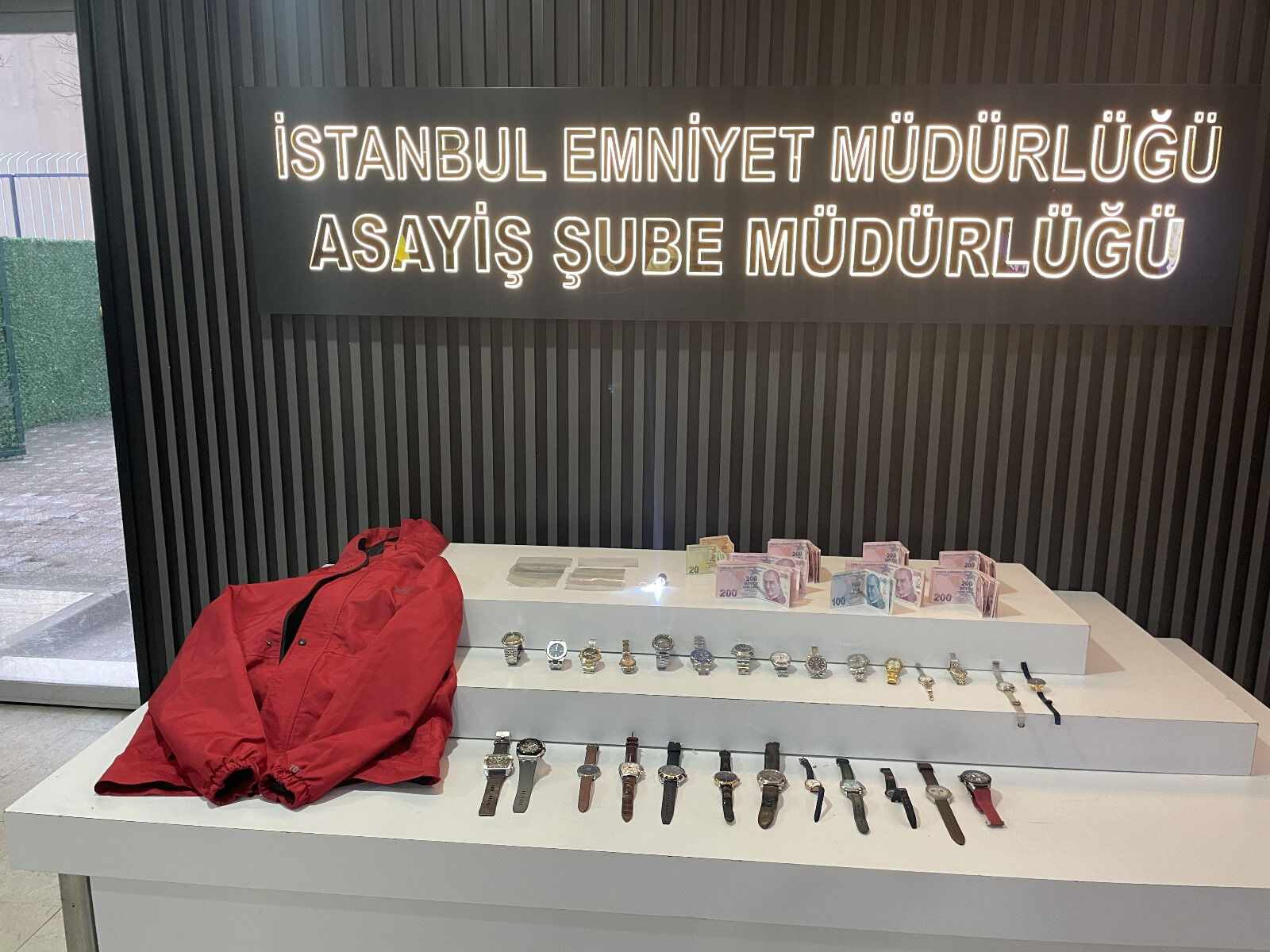 İstanbul’da 'yok artık' dedirten hırsızlık! Suç makinesinin evinden çıkanlar şoke etti İstanbul’da 'yok artık' dedirten hırsızlık! Suç makinesinin evinden çıkanlar şoke etti - 1. Resim