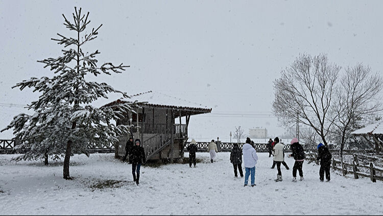 Kar tatilinde ek ders kesilir mi? Birçok ilde eğitime ara verilmesiyle ek ders ödemesi gündeme geldi Kar tatilinde ek ders kesilir mi? Birçok ilde eğitime ara verilmesiyle ek ders ödemesi gündeme geldi - 1. Resim