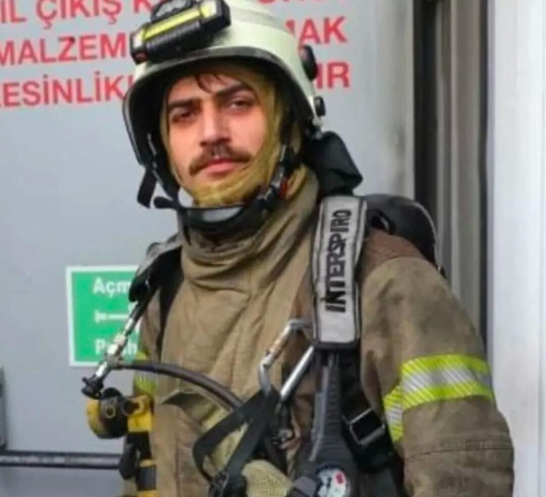 Yangında yüksekten düşen itfaiye eri şehit oldu - 1. Resim