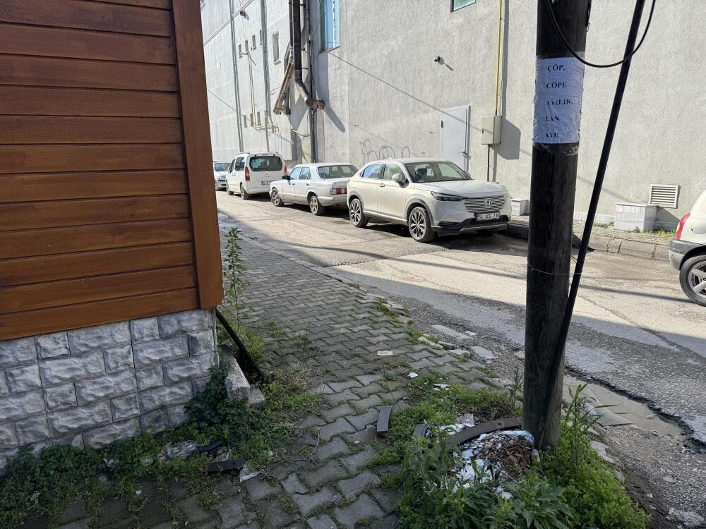 Yerlere çöp atanlara kızdı! Her yere bu yazıyı astı Yerlere çöp atanlara kızdı! Her yere bu yazıyı astı - 1. Resim