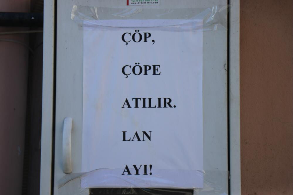 Yerlere çöp atanlara kızdı! Her yere bu yazıyı astı Yerlere çöp atanlara kızdı! Her yere bu yazıyı astı - 2. Resim