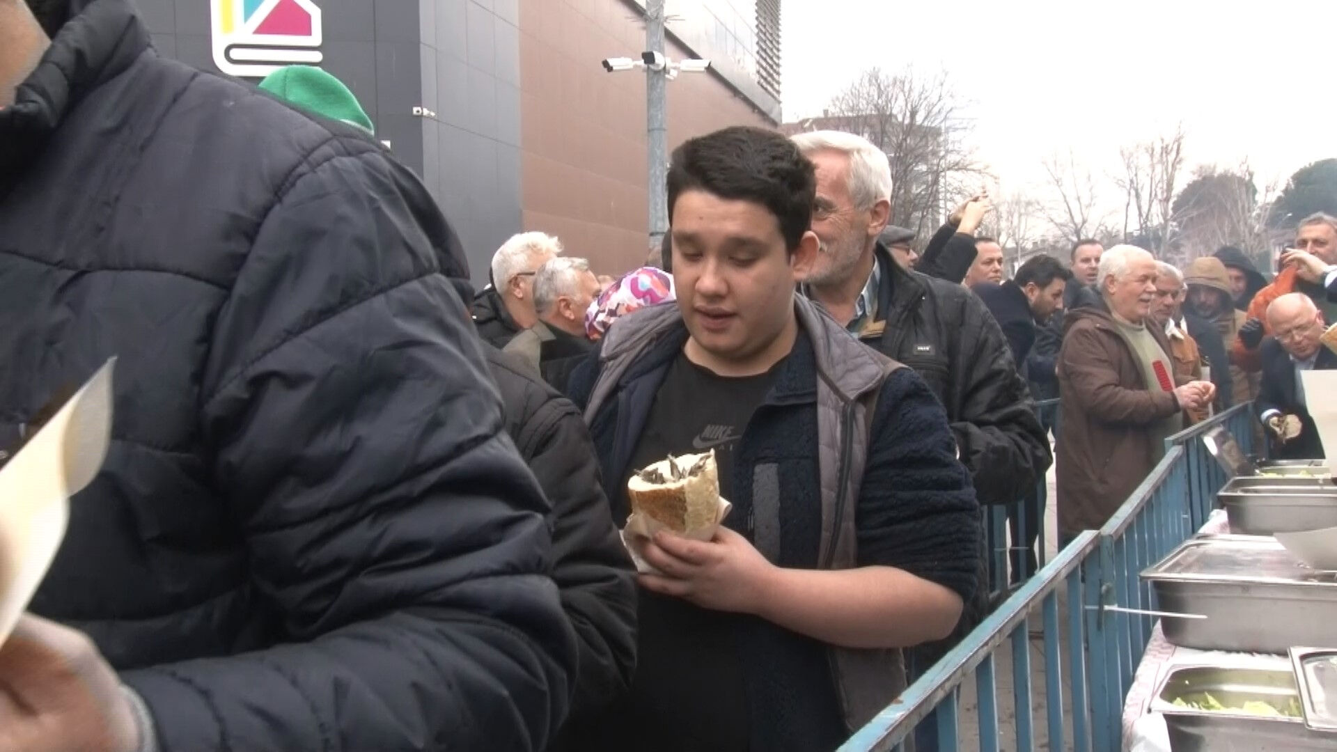4.500 kişiye ücretsiz dağıtıldı, izdiham yaşandı! Bursa'da 1 ton hamsi kuyruğu 4.500 kişiye ücretsiz dağıtıldı, izdiham yaşandı! Bursa'da 1 ton hamsi kuyruğu - 1. Resim