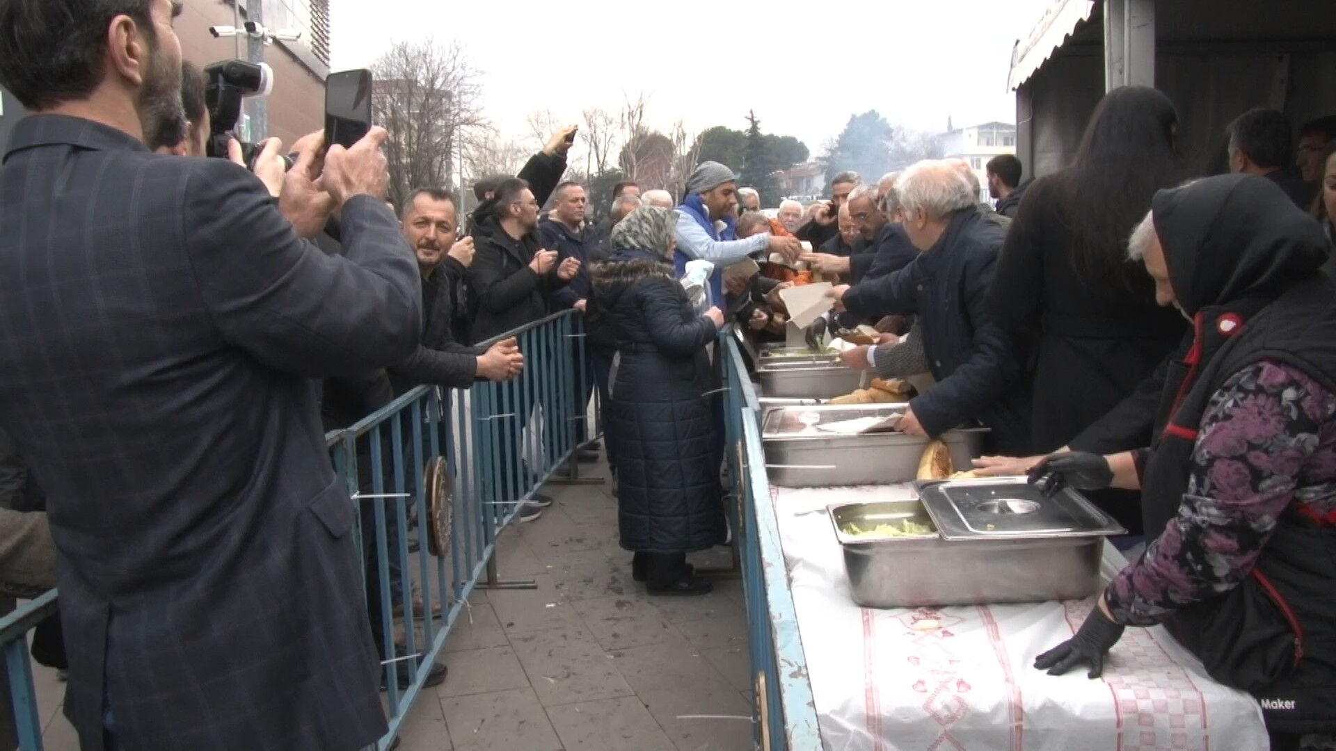 4.500 kişiye ücretsiz dağıtıldı, izdiham yaşandı! Bursa'da 1 ton hamsi kuyruğu 4.500 kişiye ücretsiz dağıtıldı, izdiham yaşandı! Bursa'da 1 ton hamsi kuyruğu - 2. Resim