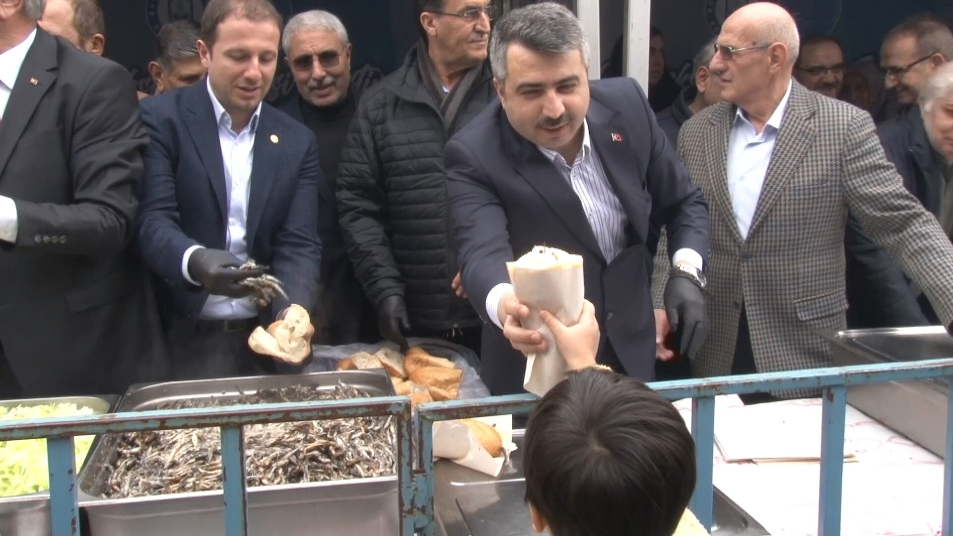 4.500 kişiye ücretsiz dağıtıldı, izdiham yaşandı! Bursa'da 1 ton hamsi kuyruğu 4.500 kişiye ücretsiz dağıtıldı, izdiham yaşandı! Bursa'da 1 ton hamsi kuyruğu - 3. Resim