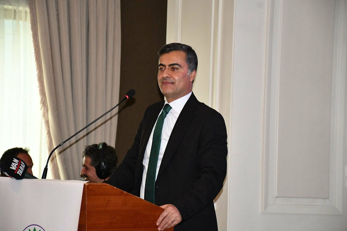 Abdullah Zeydan kimdir, neden görevden uzaklaştırıldı? Van Büyükşehir Belediyesine kayyım atandı - 1. Resim