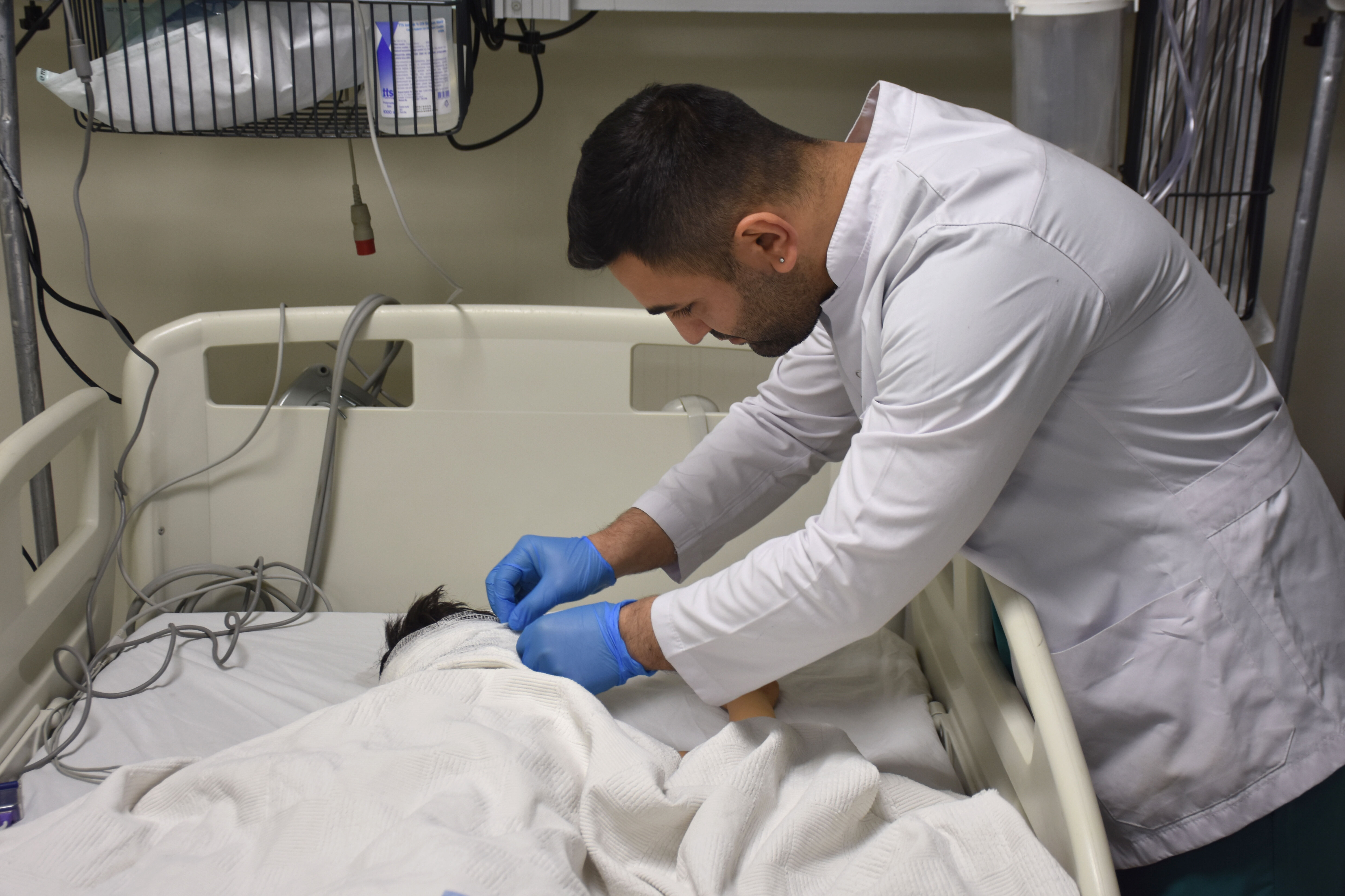 Başıboş sokak köpekleri yine dehşet saçtı! 4,5 yaşındaki çocuk yaralandı - 2. Resim