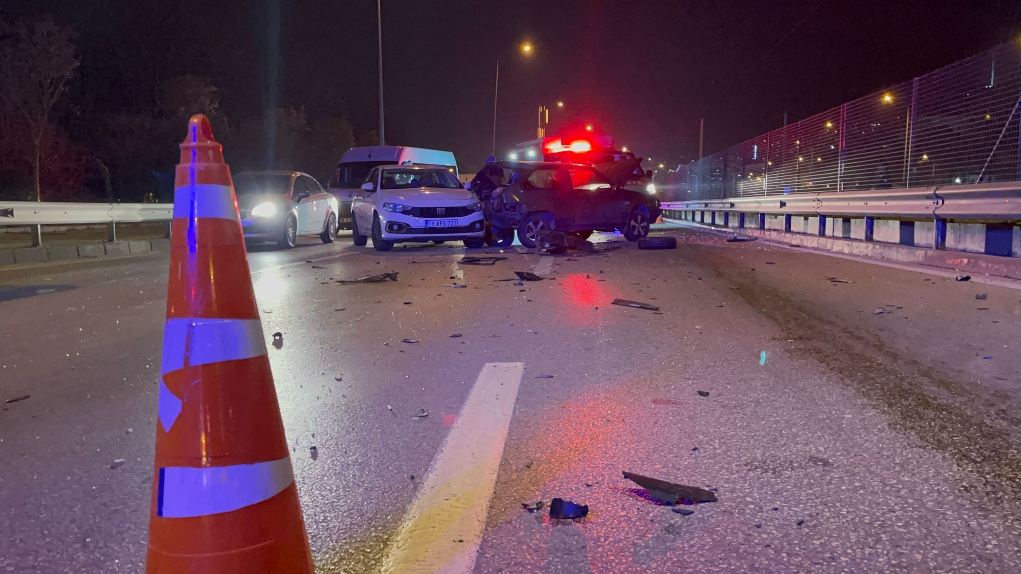 Bursa'da faciaya ramak kala! Tam 3 otomobile birden çarptı - 1. Resim