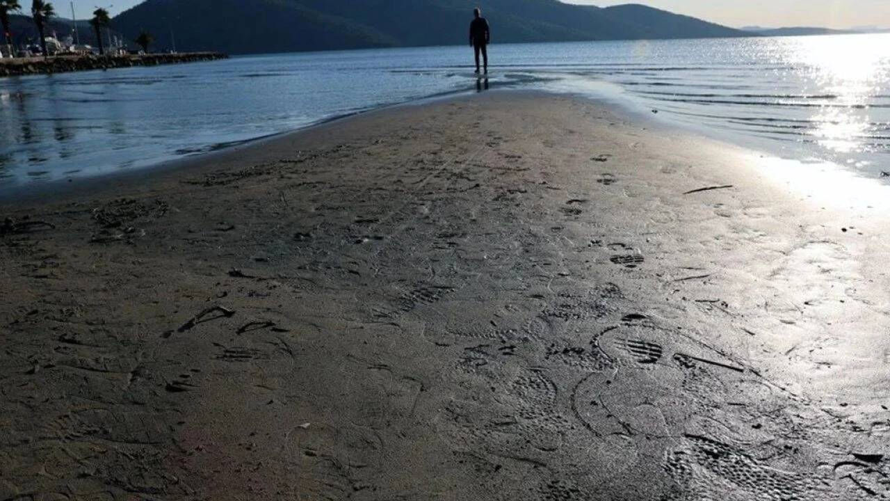 Ege Denizi'nde korkutan görüntüler! Halk panik içinde: Deprem habercisi mi? - 1. Resim