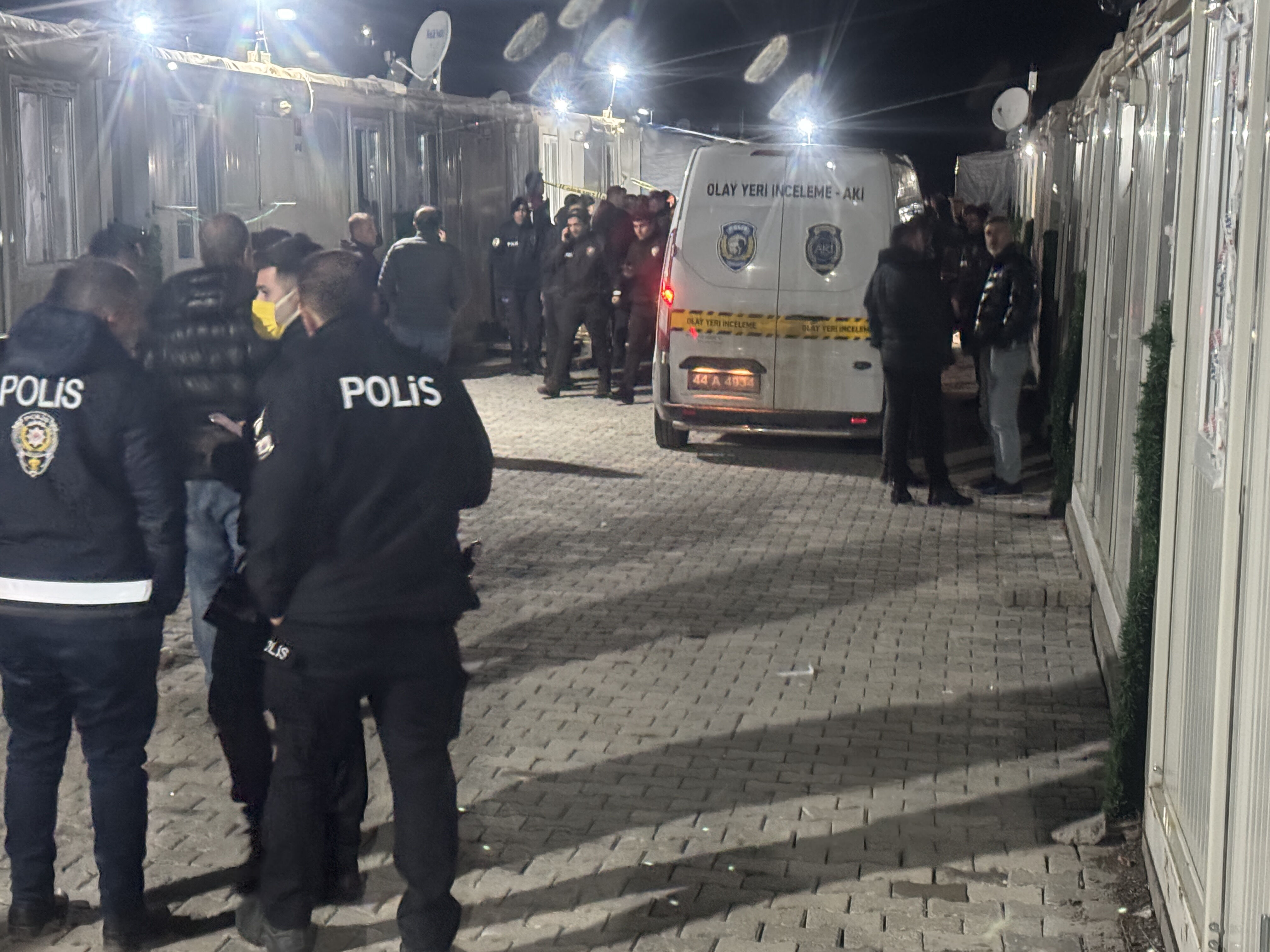 Film gibi operasyon! Hırsızlık yapıp polise bıçakla saldırdı, bacağından vuruldu - 1. Resim