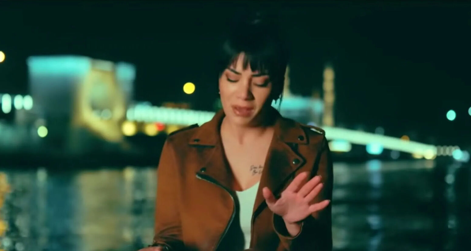 Genç şarkıcıdan şoke eden hareket! Canlı yayında intihara kalkıştı Genç şarkıcıdan şoke eden hareket! Canlı yayında intihara kalkıştı - 1. Resim