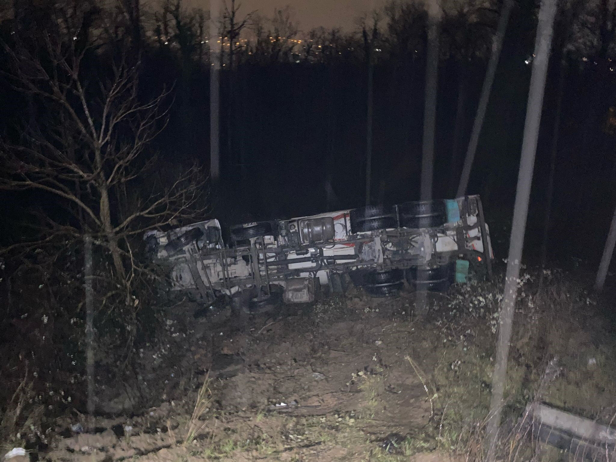 İstanbul'da dehşet kaza! Bariyerleri aşan beton mikseri, cipe çarptı: 2 kişi öldü, 2 kişi yaralandı - 3. Resim