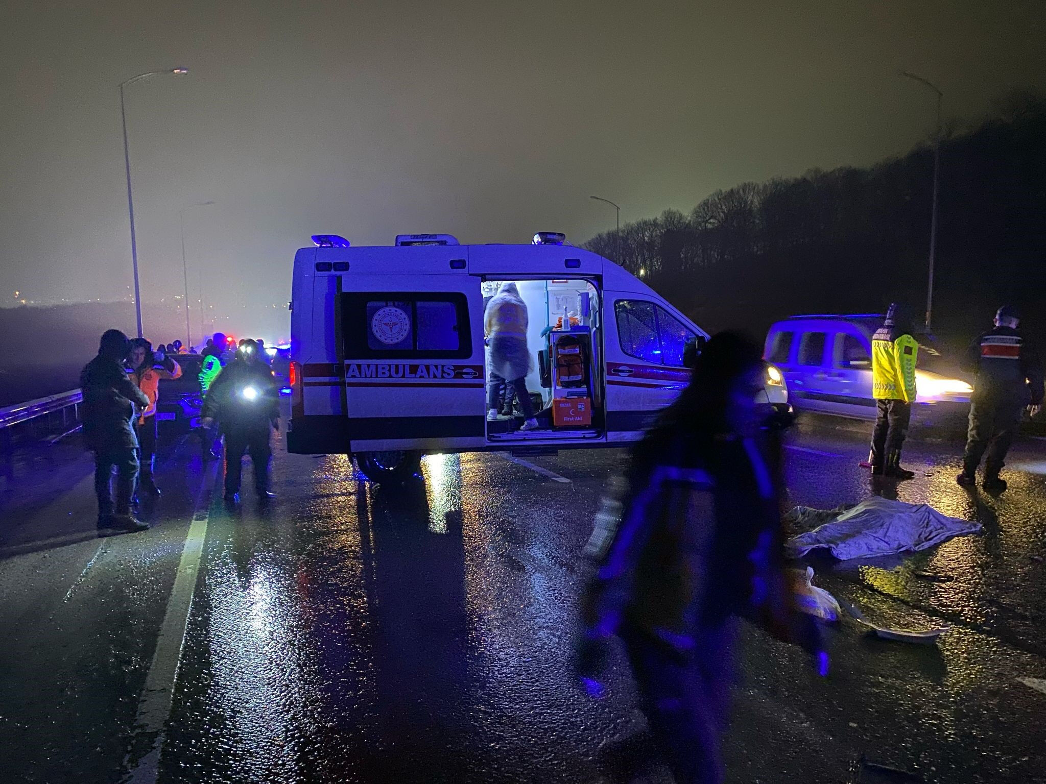 İstanbul'da dehşet kaza! Bariyerleri aşan beton mikseri, cipe çarptı: 2 kişi öldü, 2 kişi yaralandı - 1. Resim