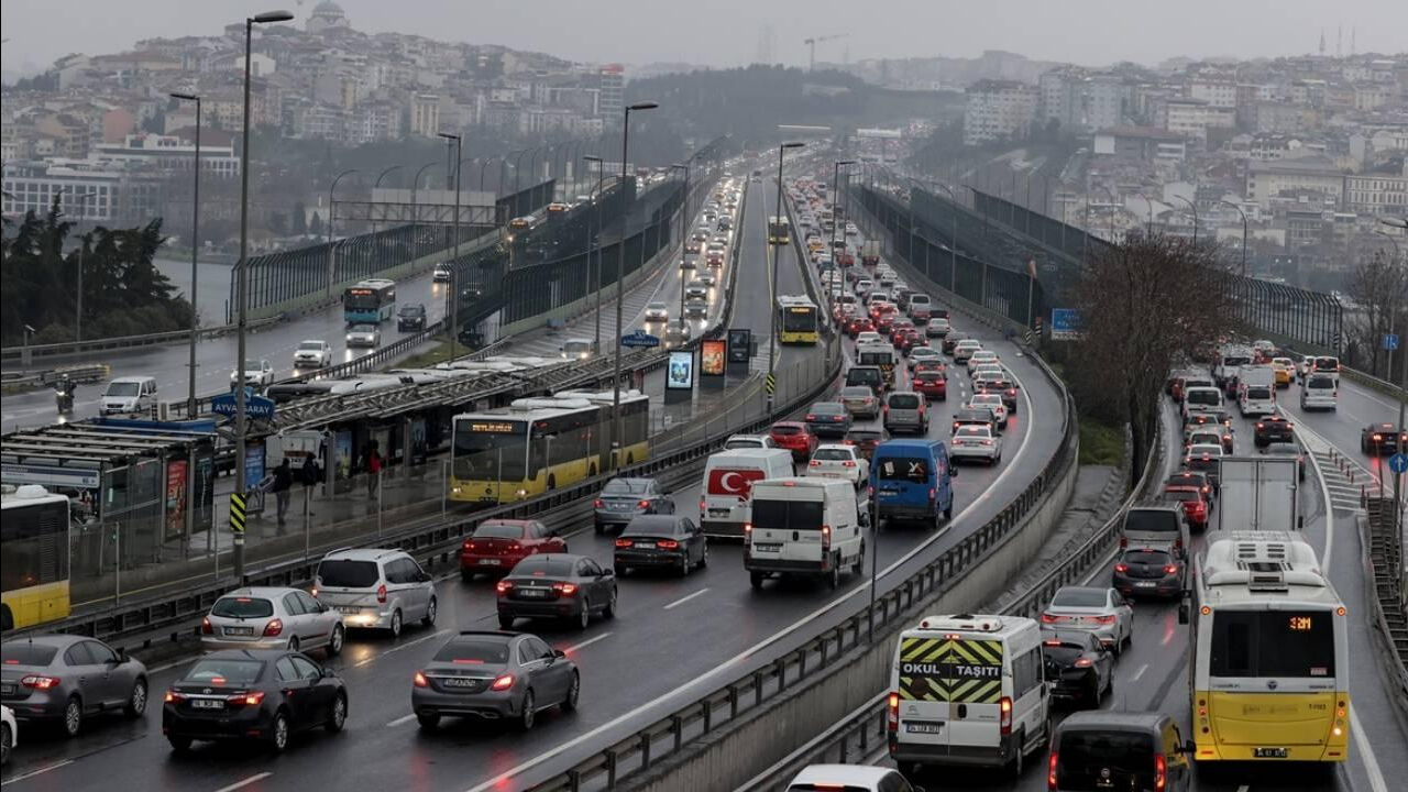 İstanbul'da sağanak etkili oldu! Trafik yoğunluğu yüzde 74'e çıktı İstanbul'da sağanak etkisini sürdürüyor! Trafik yoğunluğu yüzde 74'e çıktı - 2. Resim
