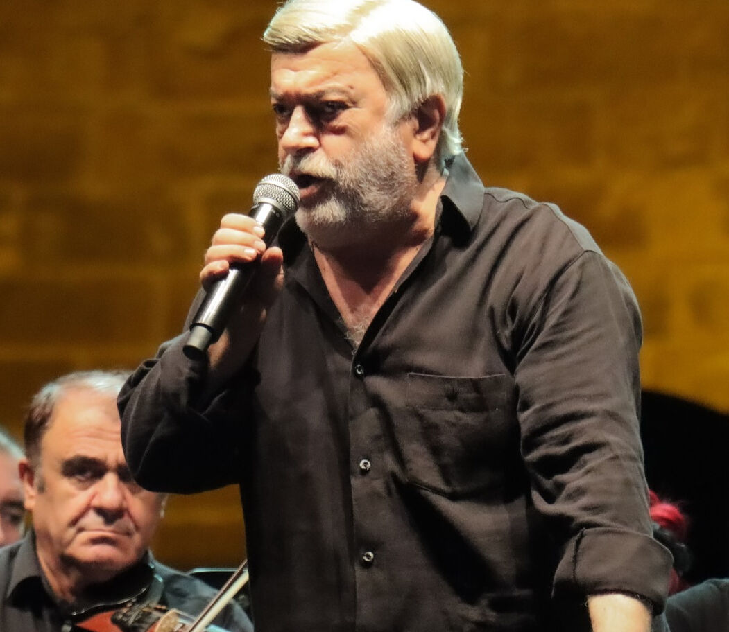 Kahtalı Mıçe son yolculuğuna uğurlandı! Gözyaşlarına boğuldular Kahtalı Mıçe son yolculuğuna uğurlandı! Gözyaşlarına boğuldular - 1. Resim