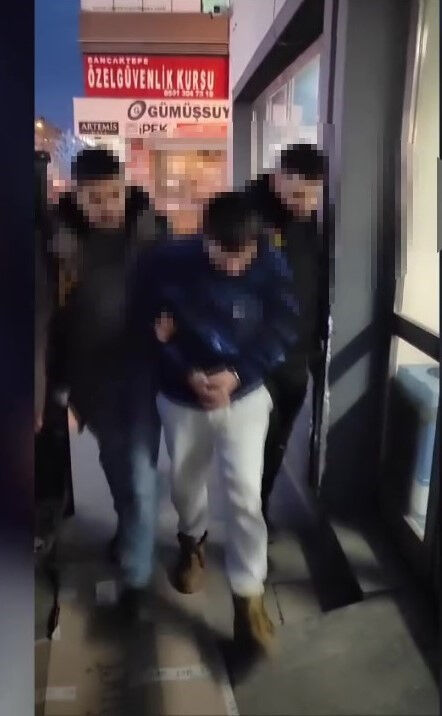 Kamyonet şoförü ile kavga eden İETT şoförü aynasına tutunduğu aracın altında ezildi - 3. Resim