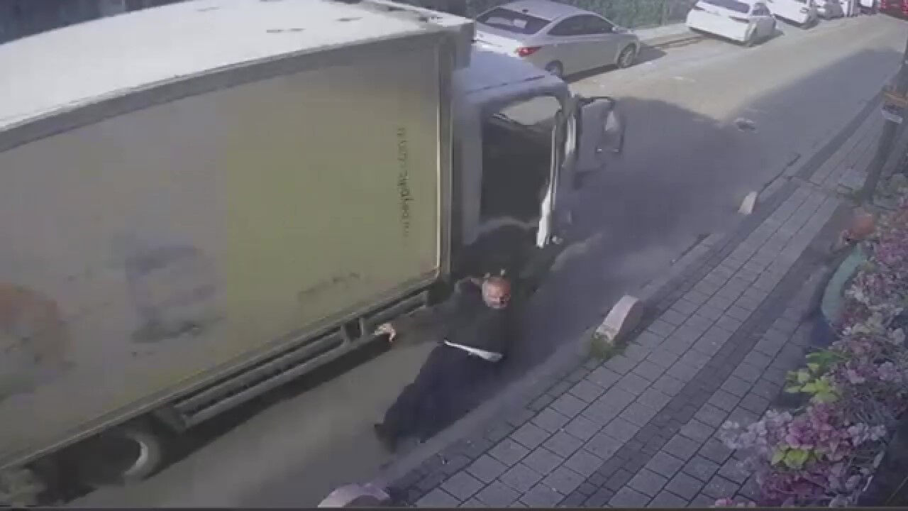 Kamyonet şoförü ile kavga eden İETT şoförü aynasına tutunduğu aracın altında ezildi - 1. Resim
