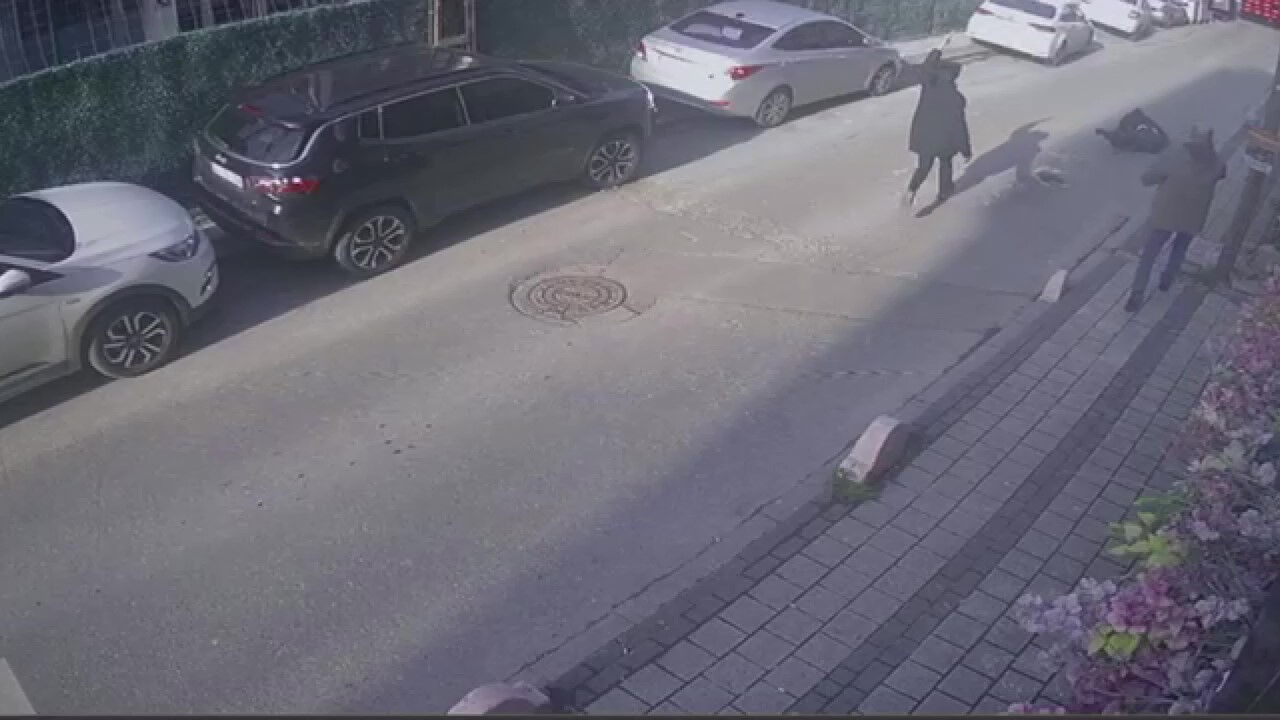 Kamyonet şoförü ile kavga eden İETT şoförü aynasına tutunduğu aracın altında ezildi - 2. Resim