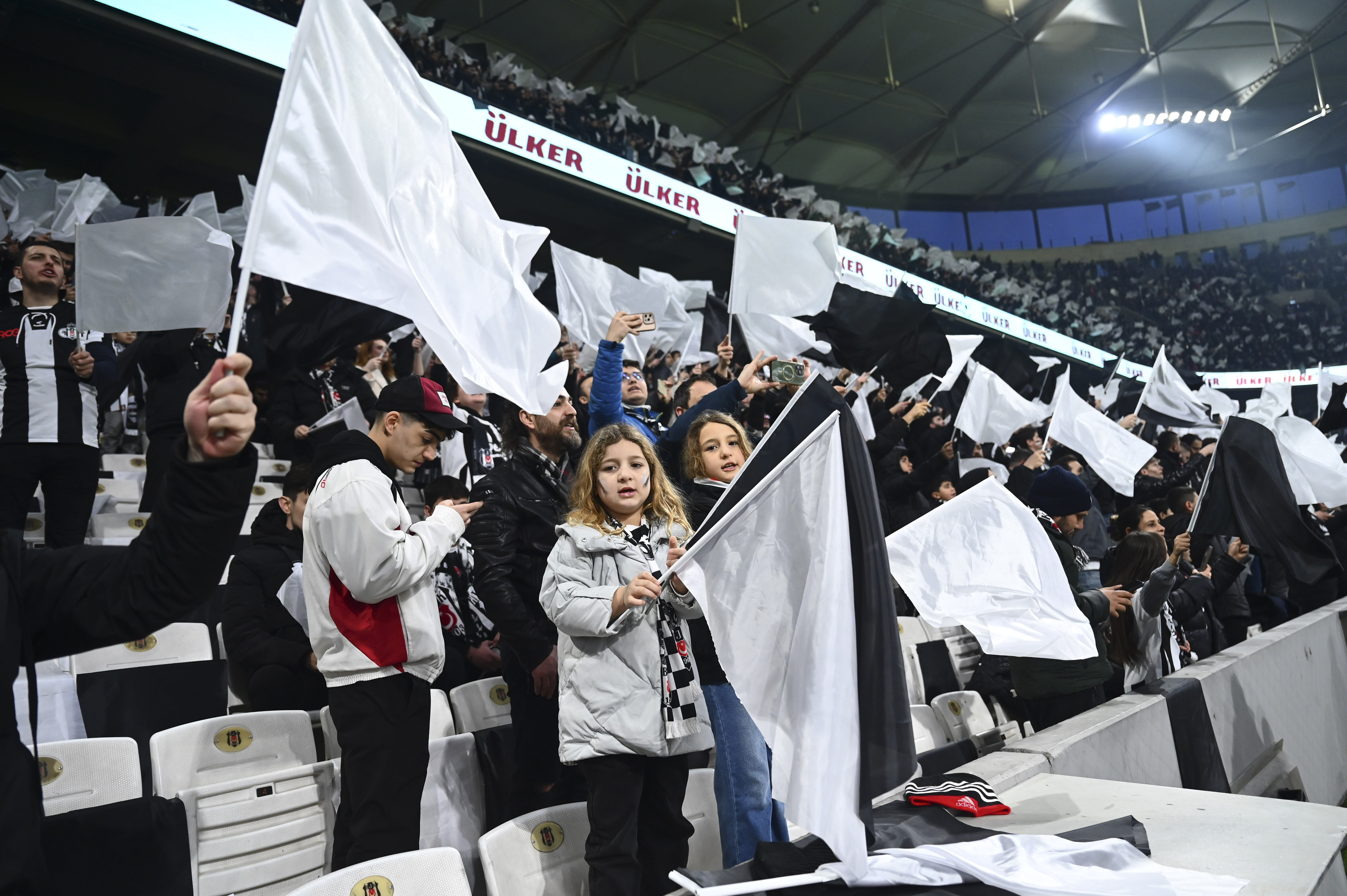 Kara Kartal'a Solskjaer sonrası renk geldi! Taraftarın yüzü güldü - 1. Resim