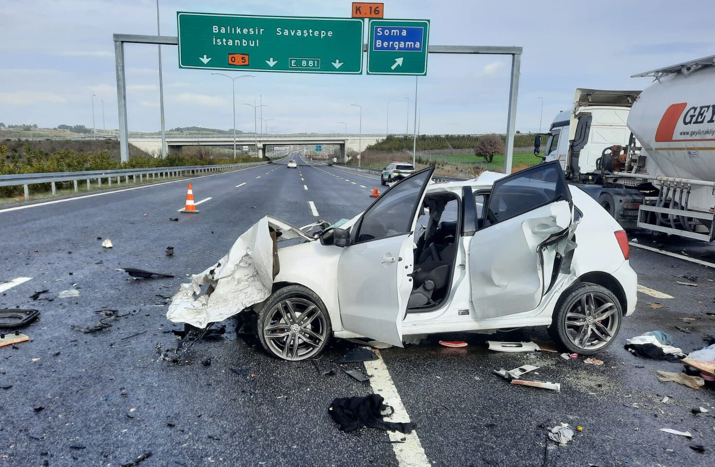Otomobil tankere çarptı, 2 kişi feci şekilde can verdi - 1. Resim