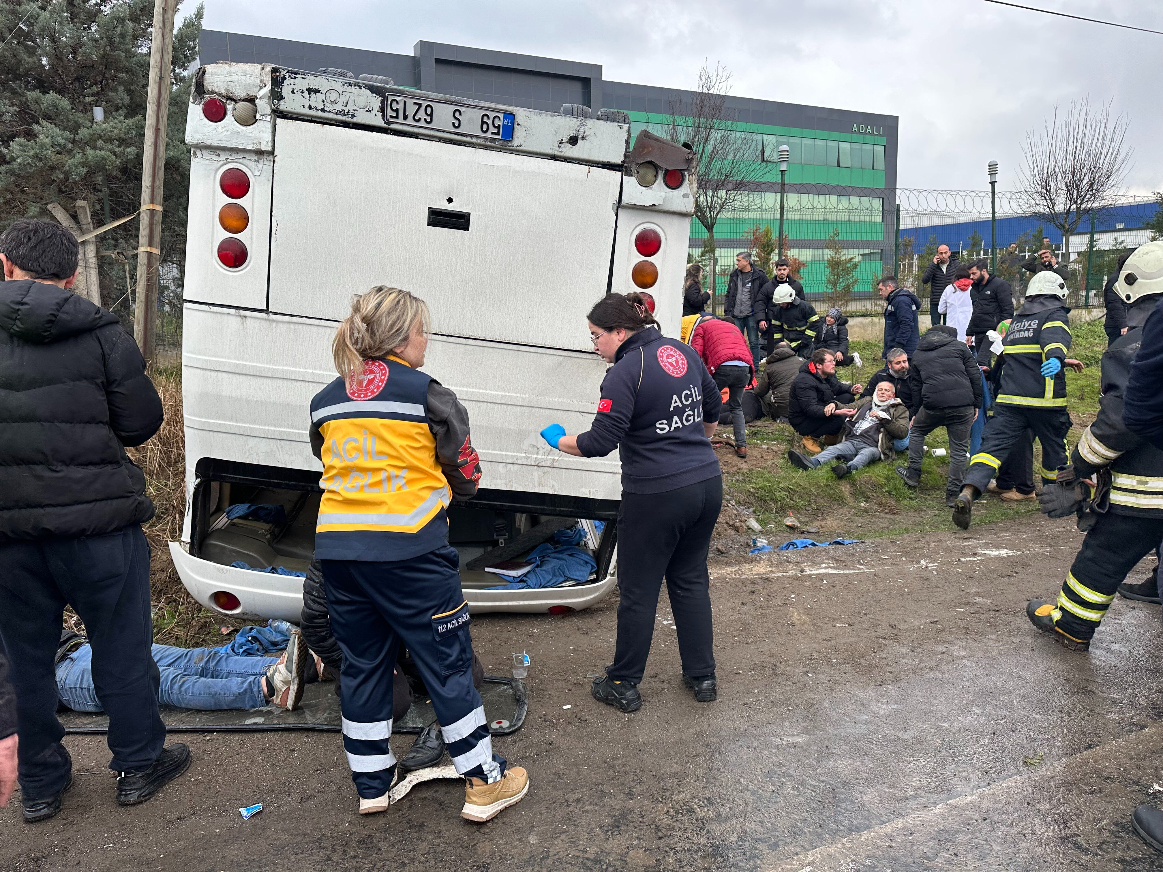 Tekirdağ'da işçi servisi minibüsü takla attı! Çok sayıda yaralı var Tekirdağ'da işçi servisi minibüsü takla attı! Çok sayıda yaralı var - 2. Resim