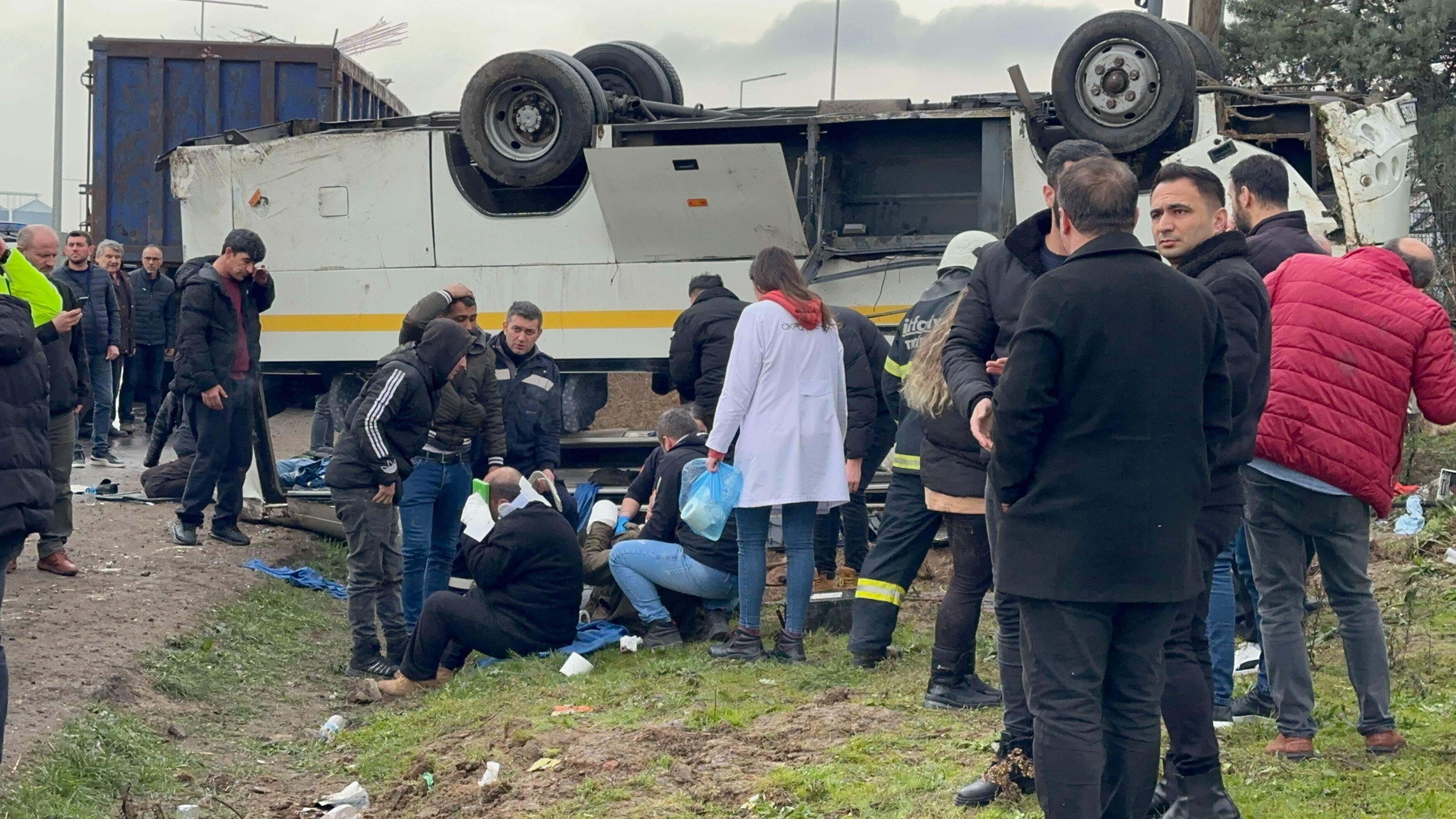 Tekirdağ'da işçi servisi minibüsü takla attı! Çok sayıda yaralı var Tekirdağ'da işçi servisi minibüsü takla attı! Çok sayıda yaralı var - 1. Resim