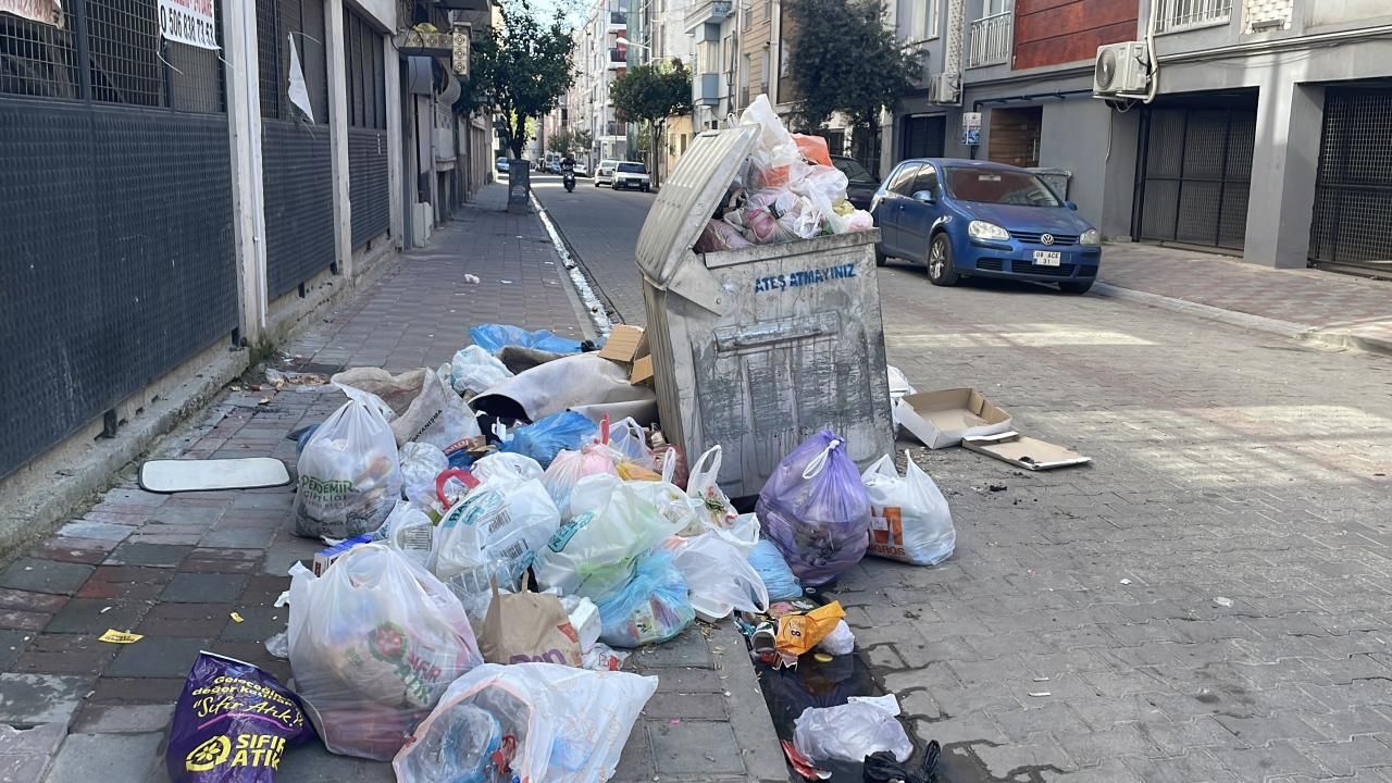 Aydın sokakları çöp yığınlarıyla doldu! &quot;Maaşlarını alamıyorlar&quot;