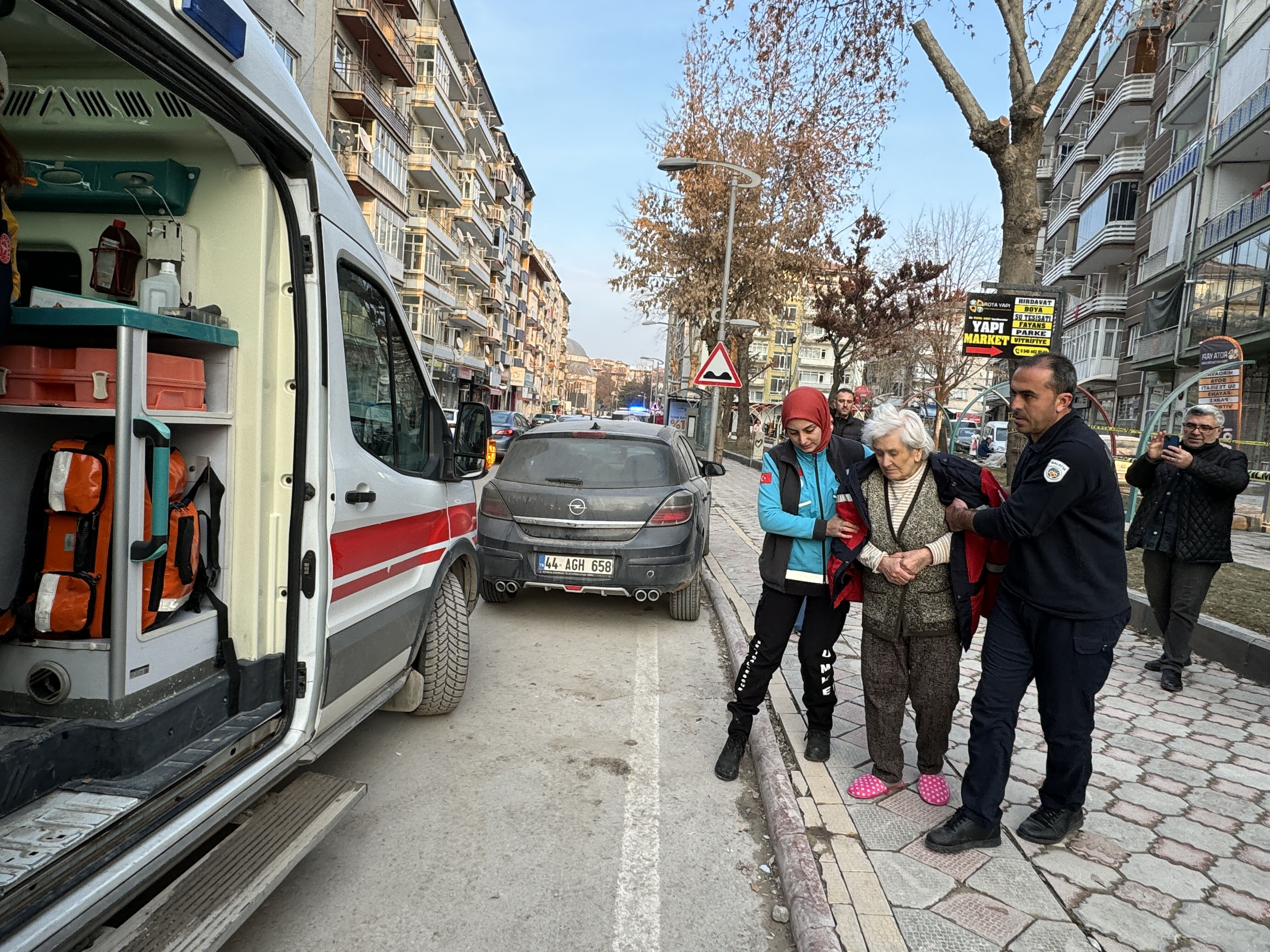 Deprem bölgesinde korkutan olay! Yıkım sırasında hasar gören 6 katlı bina tahliye edildi Deprem bölgesinde korkutan olay! Yıkım sırasında hasar gören 6 katlı bina tahliye edildi - 3. Resim