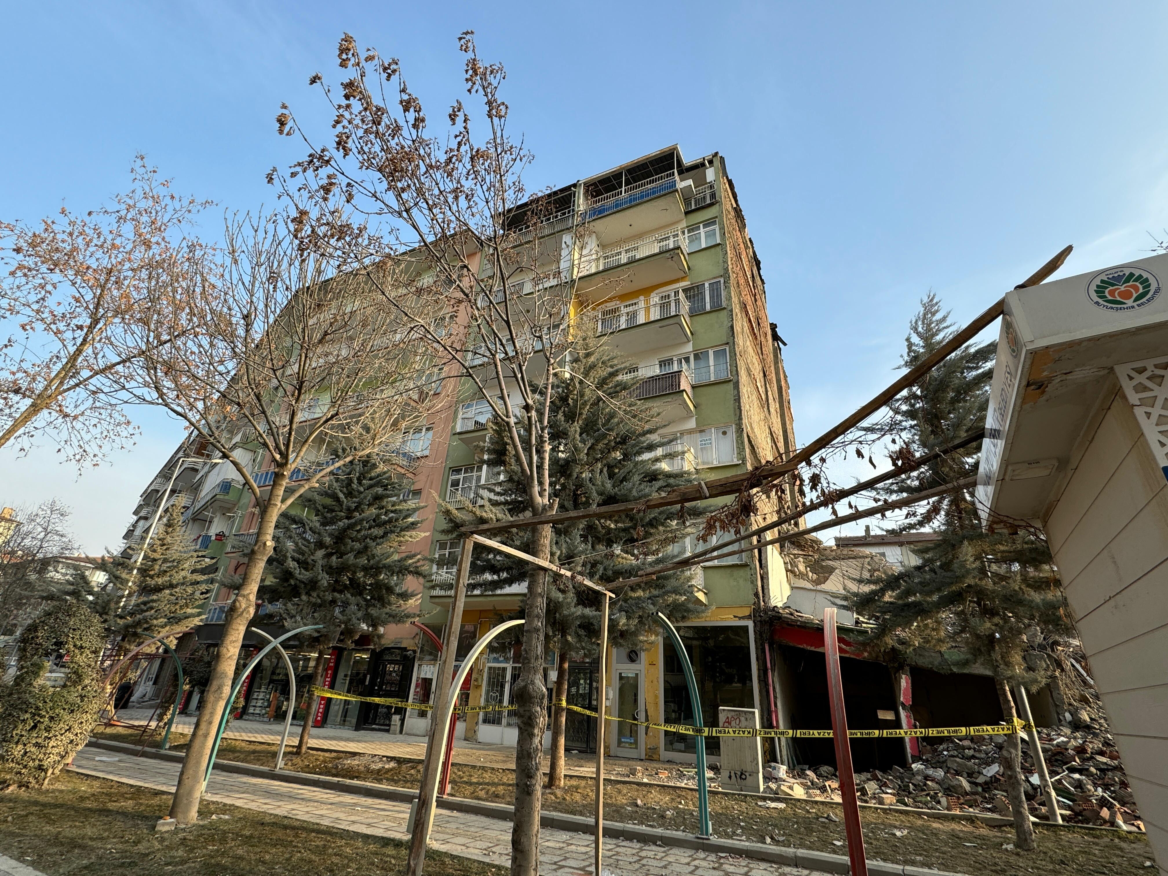 Deprem bölgesinde korkutan olay! Yıkım sırasında hasar gören 6 katlı bina tahliye edildi Deprem bölgesinde korkutan olay! Yıkım sırasında hasar gören 6 katlı bina tahliye edildi - 4. Resim