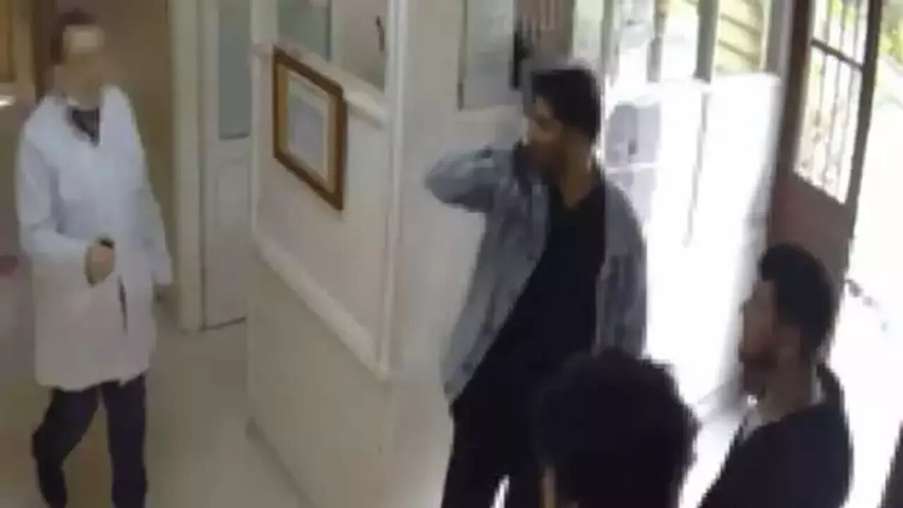 Hastalara biber gazı sıkıp, silahla tehditler savurdu! Üsküdar'da dehşet saçan doktor tutuklandı - 1. Resim