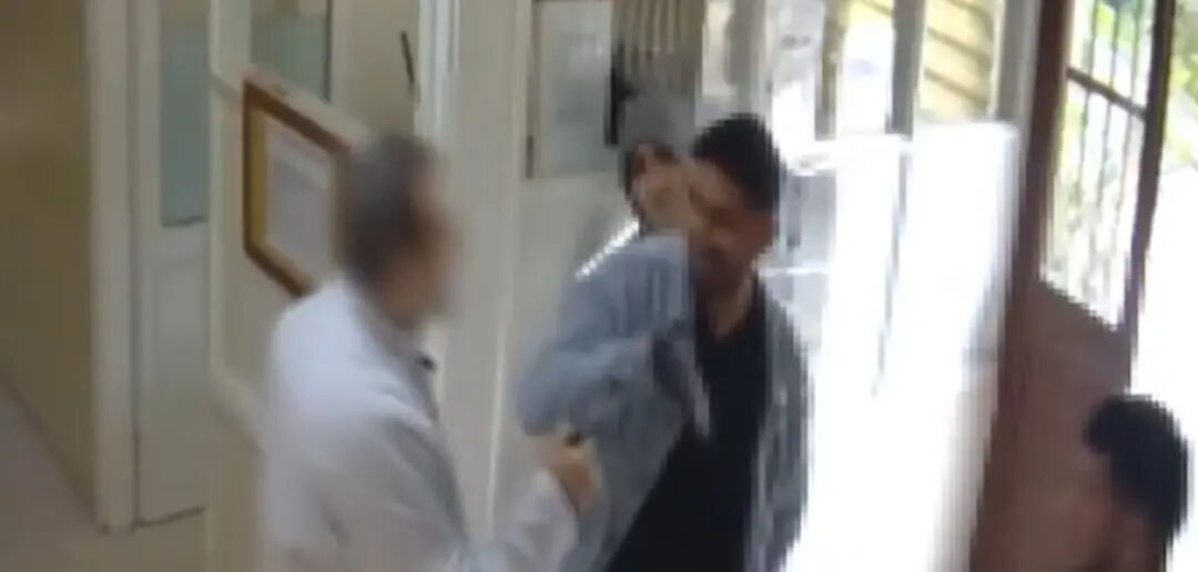 Hastalara biber gazı sıkıp, silahla tehditler savurdu! Üsküdar'da dehşet saçan doktor tutuklandı - 2. Resim