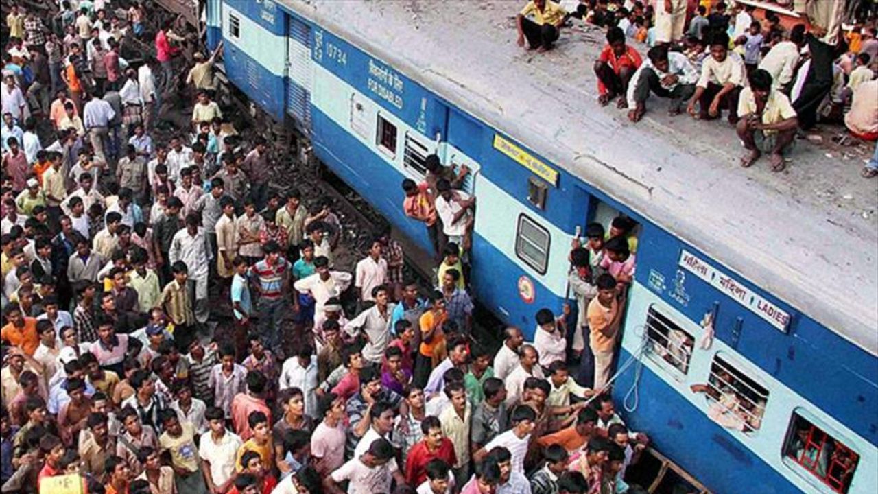 Hindistan&#039;da iptal edilen tren seferleri yüzünden izdiham çıktı! Çok sayıda ölü var