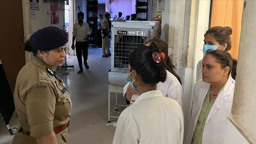 Hindistan'da iptal edilen tren seferleri yüzünden izdiham çıktı! Çok sayıda ölü var - 1. Resim