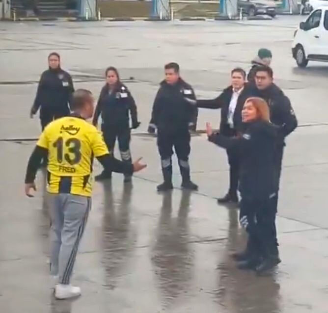 Mola yeri savaş alanına döndü! Fenerbahçe ve Amedspor taraftarları birbirlerine girdi - 2. Resim