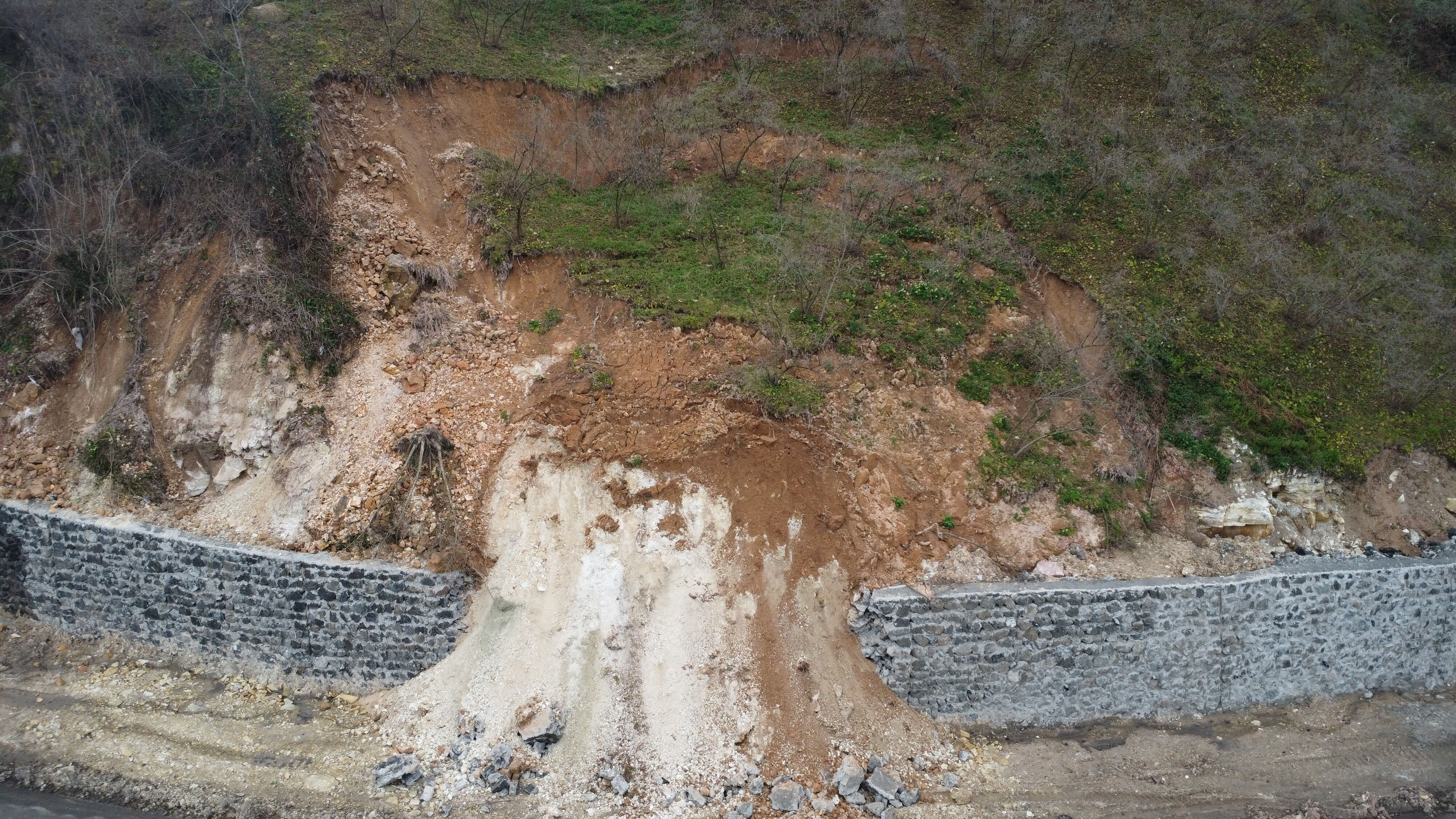 Ordu'da heyelan! İstinat duvarı çöktü - 1. Resim