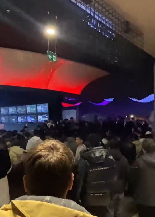 Ünlü isimlerin geldiği film galasında izdiham! Tartışma çıktı! Kavga sırasında yangın tüpü sıktılar - 3. Resim