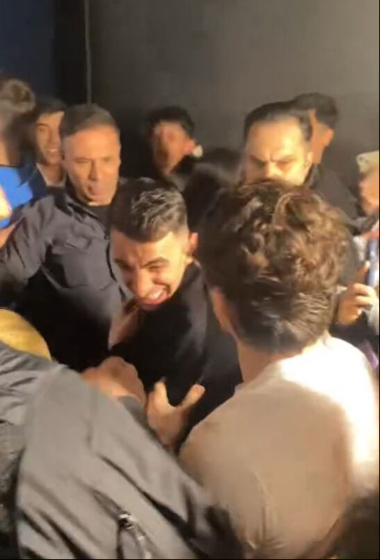 Ünlü isimlerin geldiği film galasında izdiham! Tartışma çıktı! Kavga sırasında yangın tüpü sıktılar - 2. Resim