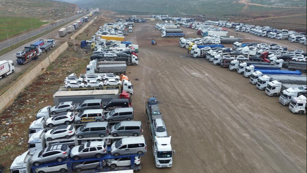 Vergiler arttıkça kuyruk uzadı! Sınırda hareketlilik devam ediyor Vergiler arttıkça kuyruk uzadı! Sınırda hareketlilik devam ediyor - 1. Resim