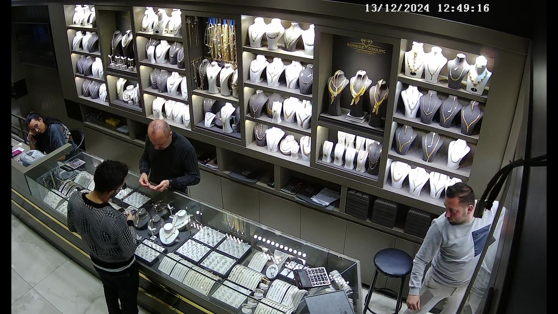 Kaşla göz arasında 3 kiloluk vurgun yaptı! Taktiği ve savunması pes dedirtti 3 kilo altını rafa koyar gibi yaptı, cebe attı! Savunması ise pes dedirtti - 1. Resim