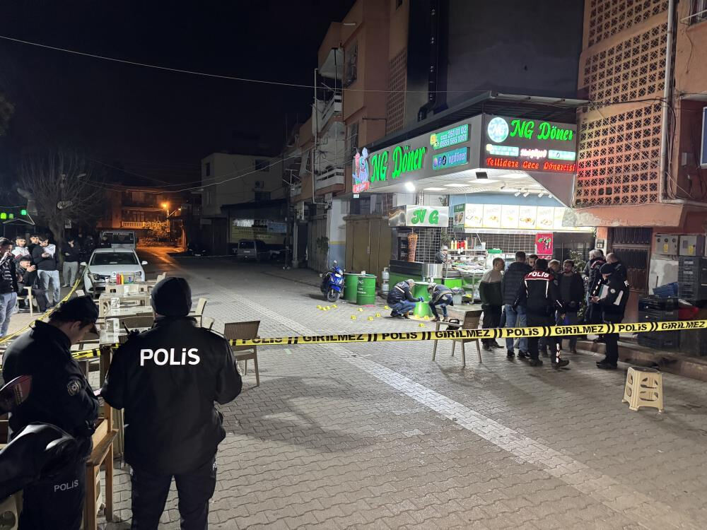 Adana'da kan donduran olay! Gece dönercisine kurşun yağdırdılar Adana'da kan donduran olay! Gece dönercisine kurşun yağdırdılar - 1. Resim