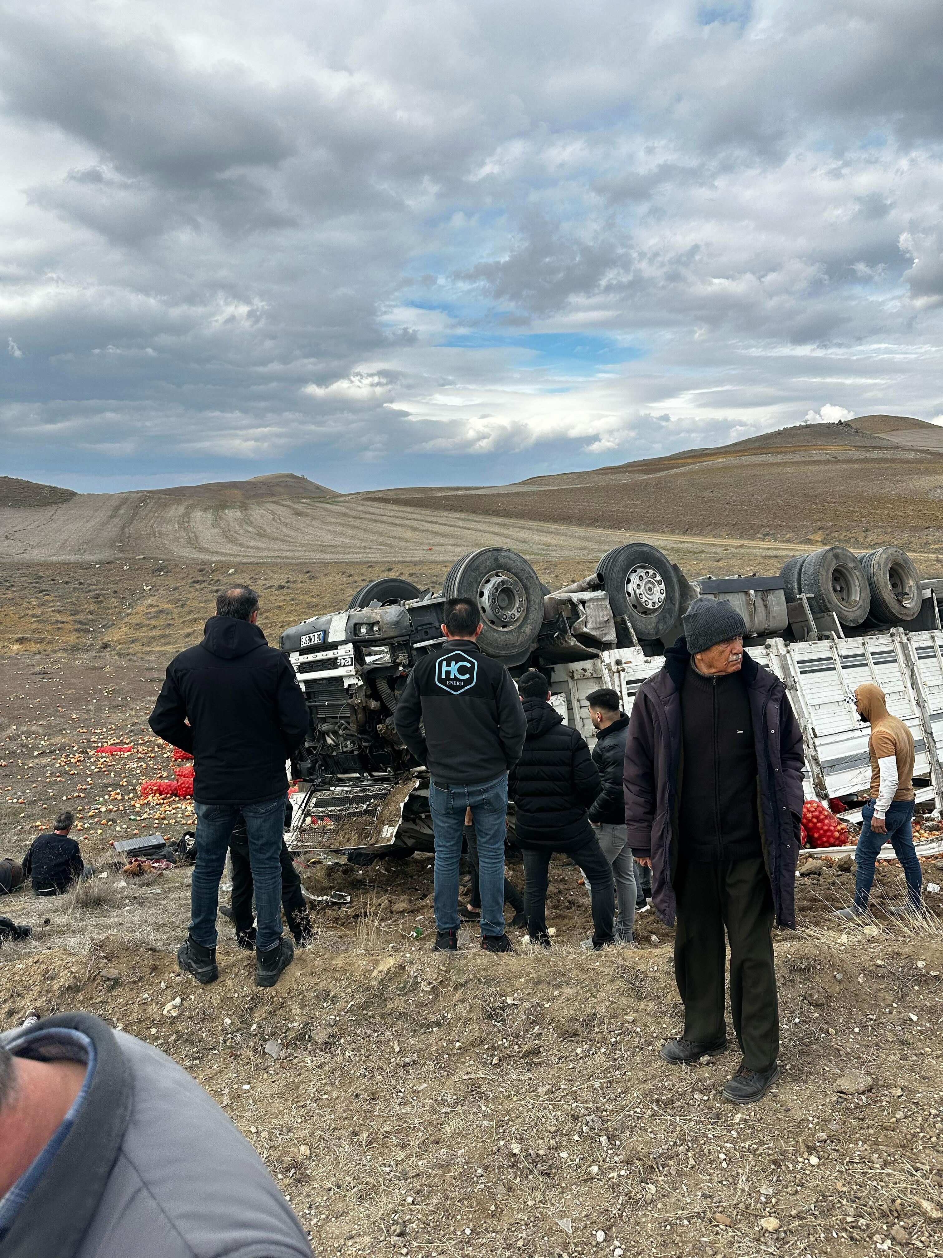 Bir kamyon soğan etrafa saçıldı! Ankara'da feci kazada çok sayıda yaralı var Bir kamyon soğan etrafa saçıldı! Ankara'da feci kazada çok sayıda yaralı var - 1. Resim