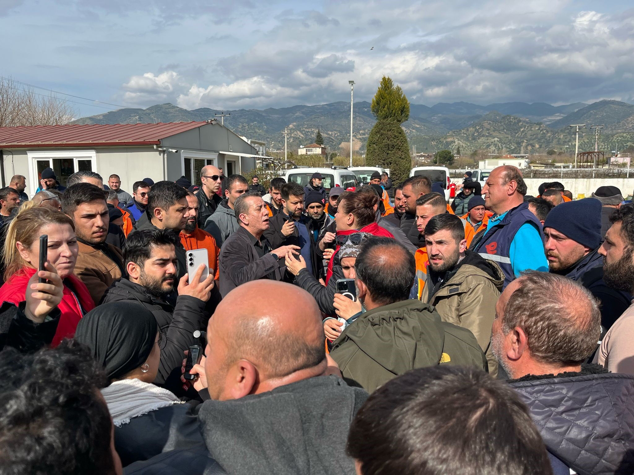 İşçi maaşına gelince para yok, Sevgililer Günü'ne gelince kesenin ağzı açıldı - 1. Resim