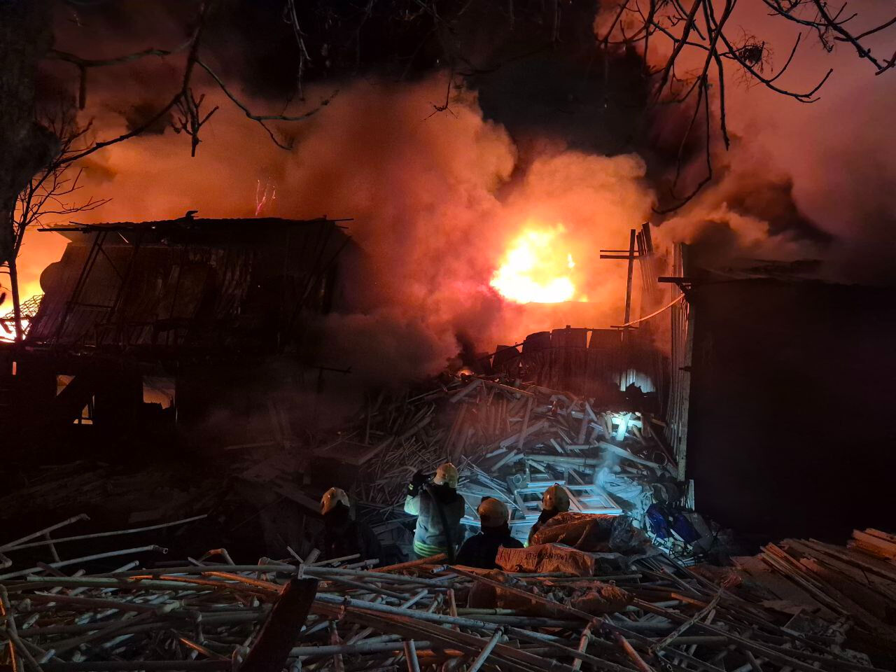 İstanbul alev alev yanıyor! Çok sayıda itfaiye Avcılar’a sevk edildi İstanbul alev alev yanıyor! Çok sayıda itfaiye Avcılar’a sevk edildi - 1. Resim