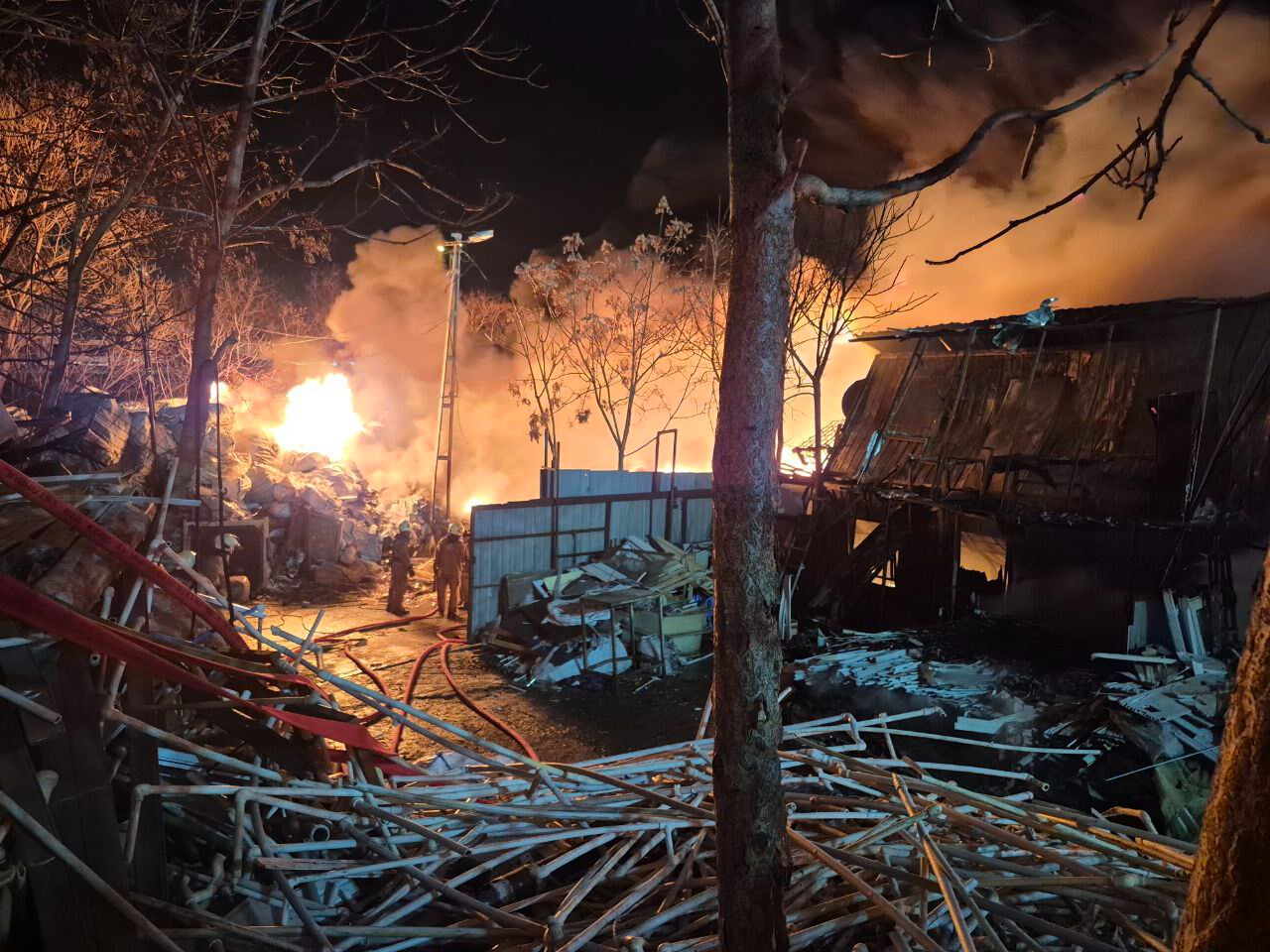 İstanbul alev alev yanıyor! Çok sayıda itfaiye Avcılar’a sevk edildi İstanbul alev alev yanıyor! Çok sayıda itfaiye Avcılar’a sevk edildi - 2. Resim